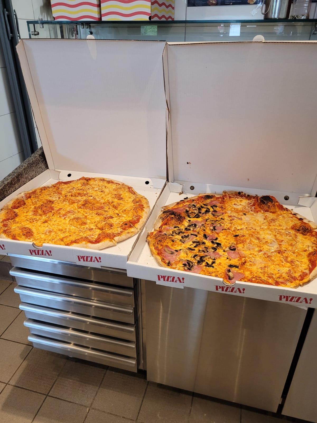 Zwei Familienpizzen