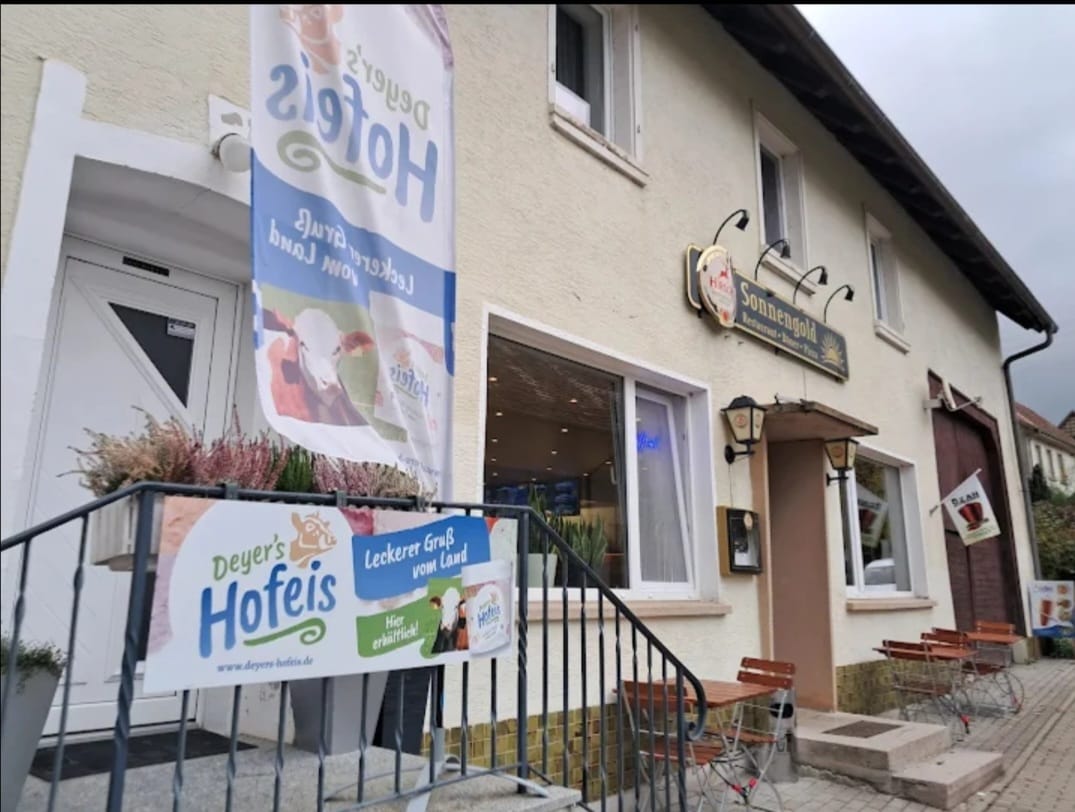 Ein sonniger Tisch mit frisch angerichteten Speisen