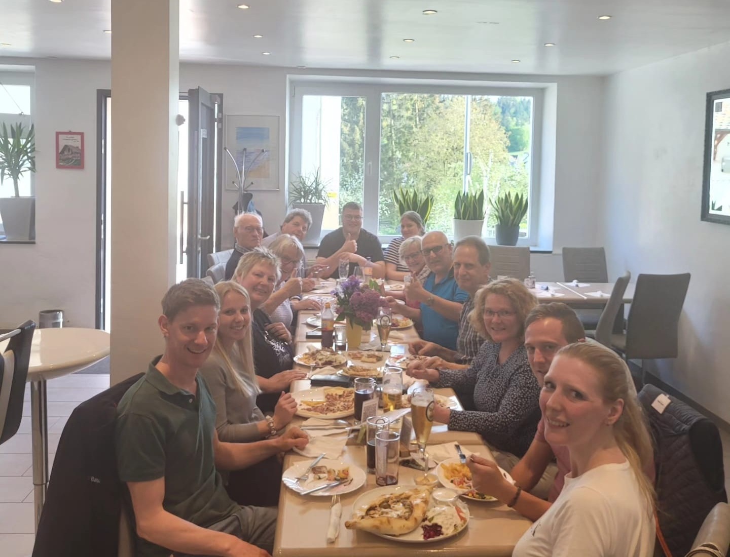 Firmenfest – Gruppenfoto am Tisch