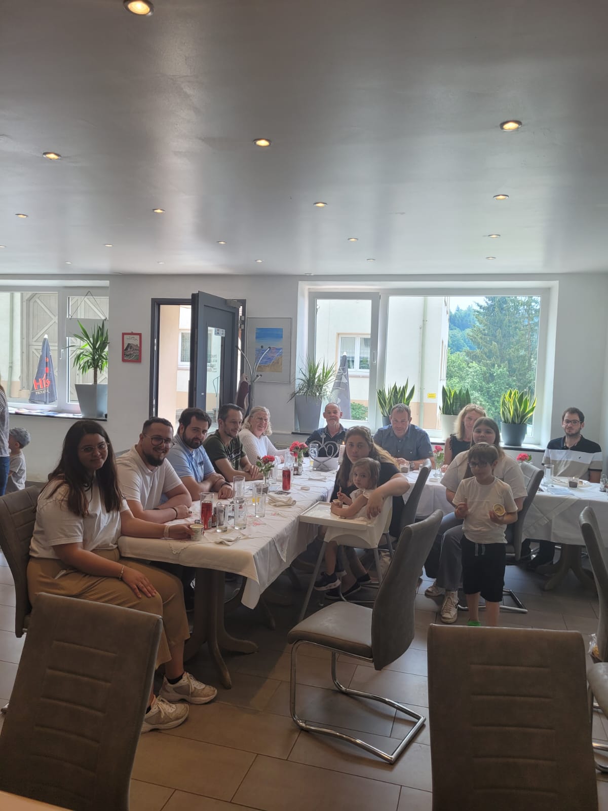 Geburtstagsfeier – Gruppenfoto am Tisch