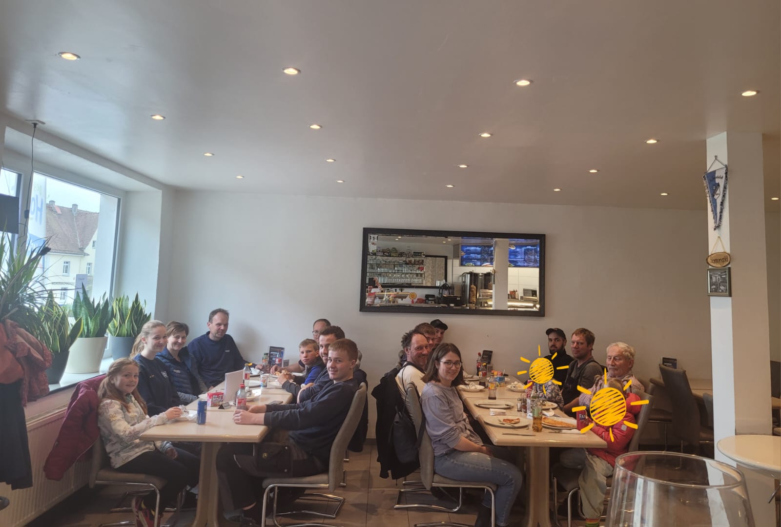 Firmenfest – Gruppenfoto am Tisch