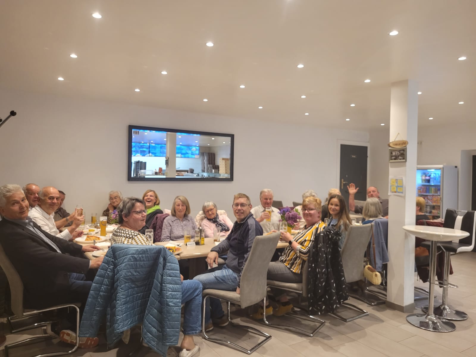 Stammgäste – Gruppenfoto am Tisch